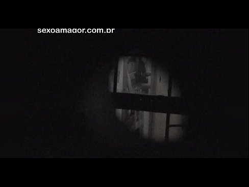 ❤️ Lourinho é filmado secretamente por um voyeur de bairro escondido atrás de tijolos ocos Porno doméstico em nós