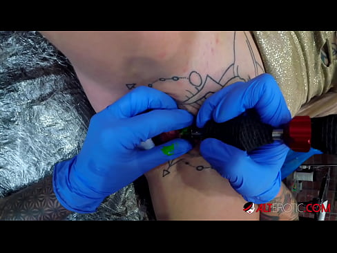 ❤️ Extremamente tatuada, a brasa Sully Savage fez uma tatuagem no seu clítoris Porno doméstico em nós